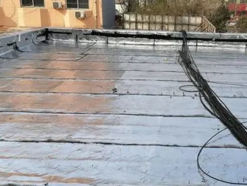 临汾卫生间漏水维修公司分享下临汾屋面楼顶防水刚性防水层施工要点。